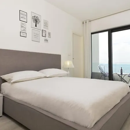 Nina 1 * Makarska